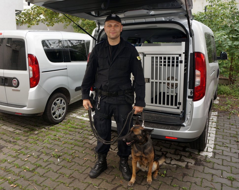 Sierż. szt. Mateusz Kucznierz wraz z psem służbowym Kasja.