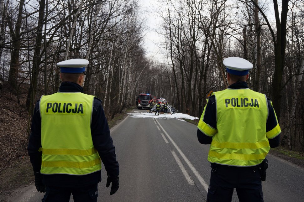 Policjanci zabezpieczają miejsce śmiertelnego wypadku w Rybniku.