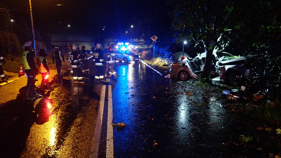 Wypadek drogowy w Rybniku. Slużby zabezpieczają miejsce zdarzenia i wykonują oględziny.
