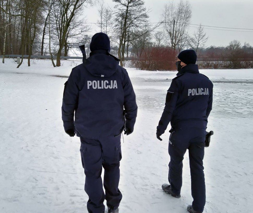 Rybnik, rejon Zalewu Rybnickiego, policjanci dbają o bezpieczeństwo mieszkańców.