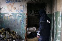 Rybniccy policjanci kontrolują miejsca, w których przebywają bezdomni