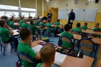 policjant rozmawia z dziećmi w klasie