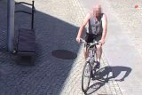 podejrzany jedzie na rowerze