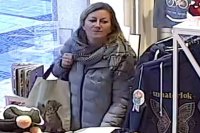 kobieta stoi w sklepie w szarej kurtce