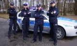 cztery policjantki stoją przy radiowozie