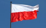powiewająca na wietrze flaga polski