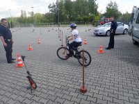Dziecko na rowerze, które sprawdza swoje umiejętności jazdy.