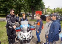 Policjant, który pokazuje dzieciom policyjny motor.