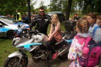 Dzieci oglądają policyjny motocykl.