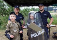 Dzieci ubrane w policyjny sprzęt.