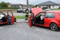 Dwa samochody osobowe uczestniczące w wypadku.