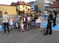 Pogadanka z policjantami na otwarciu Miasteczka Ruchu Drogowego w Rybniku.