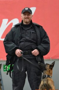 Rybnicki policjant wraz z psem wyszkolonym do wyszukiwania materiałów wybuchowych.