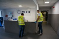 Dwaj policjanci na terenie holu KMP w Rybniku