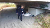 Policjantka sprawdza miejsca przebywania osób bezdomnych.