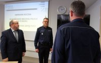 Naczelnik WP KMP w Rybniku składa meldunek Zastępcy Komendanta Wojewódzkiego Policji w Katowicach.
