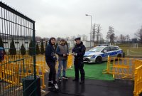 Policjant odwiedził dzieci i młodzież na lodowisku w Rybniku.