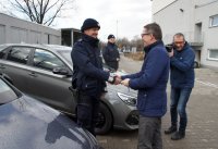 Prezydent Miasta Rybnika Piotr Kuczera przekazuje policjantom klucze do radiowozów.