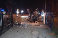 Rybnik, ul. Raciborska - uszkodzony samochód.