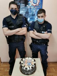 Policjanci otrzymali tort w podziękowaniu za okazaną pomoc.