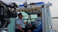 Policjant udziela wywiadu dziennikarzowi na temat swojej służby na Zalewie Rybnickim.