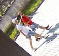Kamery monitoringu nagrały podejrzewanych o kradzież rowerów w SP nr 2 w Rybniku.