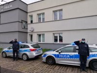 Komisariat Policji w Gaszowicach - policjanci oddają hołd zabitemu policjantowi z Raciborza.