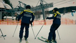 Policjanci jeżdżący na nartach.