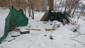 Warunki, w których przebywają osoby bezdomne.