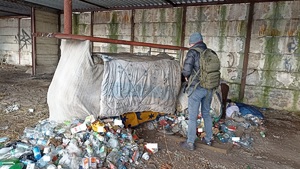 śmieci, które pozostawili bezdomni.
