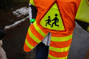 Kobieta, która przeprowadza dzieci przez przejście dla pieszych również otrzymała odblask.