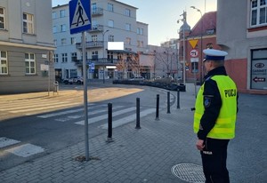 Na zdjęciu policjant w rejonie przejścia dla pieszych.