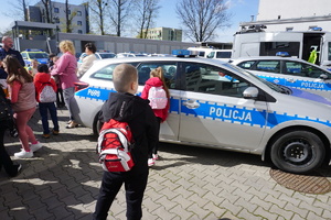 Na zdjęciu policyjny radiowóz i dzieci ze Szkoły Podstawowej numer 1 w Świerklanach.