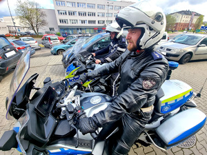 Na zdjęciu policjanci z Wydziału Ruchu Drogowego na motocyklach.